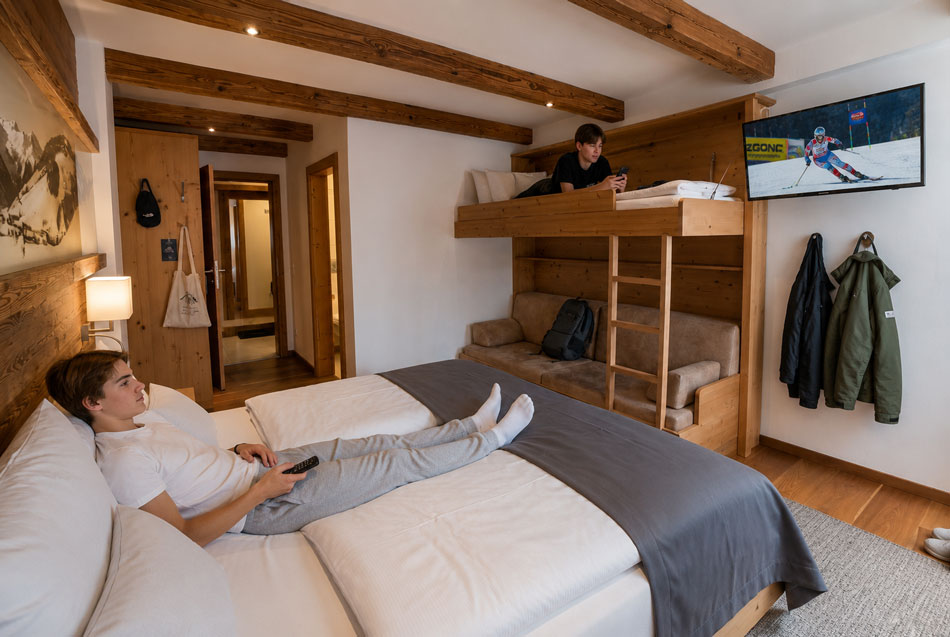Jugendliche entspannen nach dem Skifahren in einer familienfreundlichen Ferienwohnung in Saalbach Hinterglemm