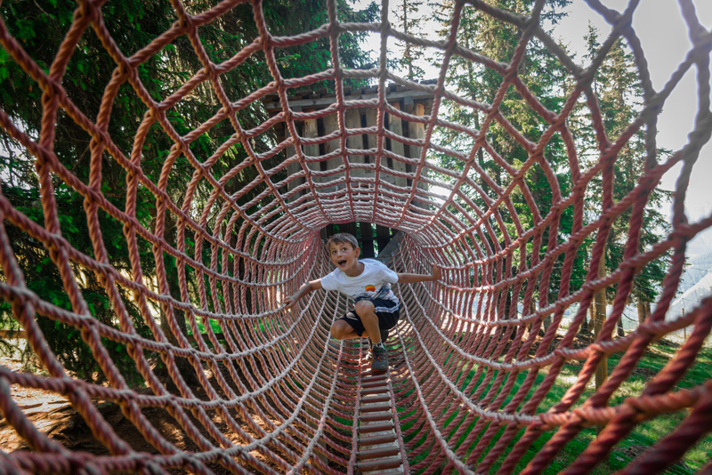 Kinder sitzen auf einem Hirsch - Wildlife Trail im Talschluss von Saalbach Hinterglemm