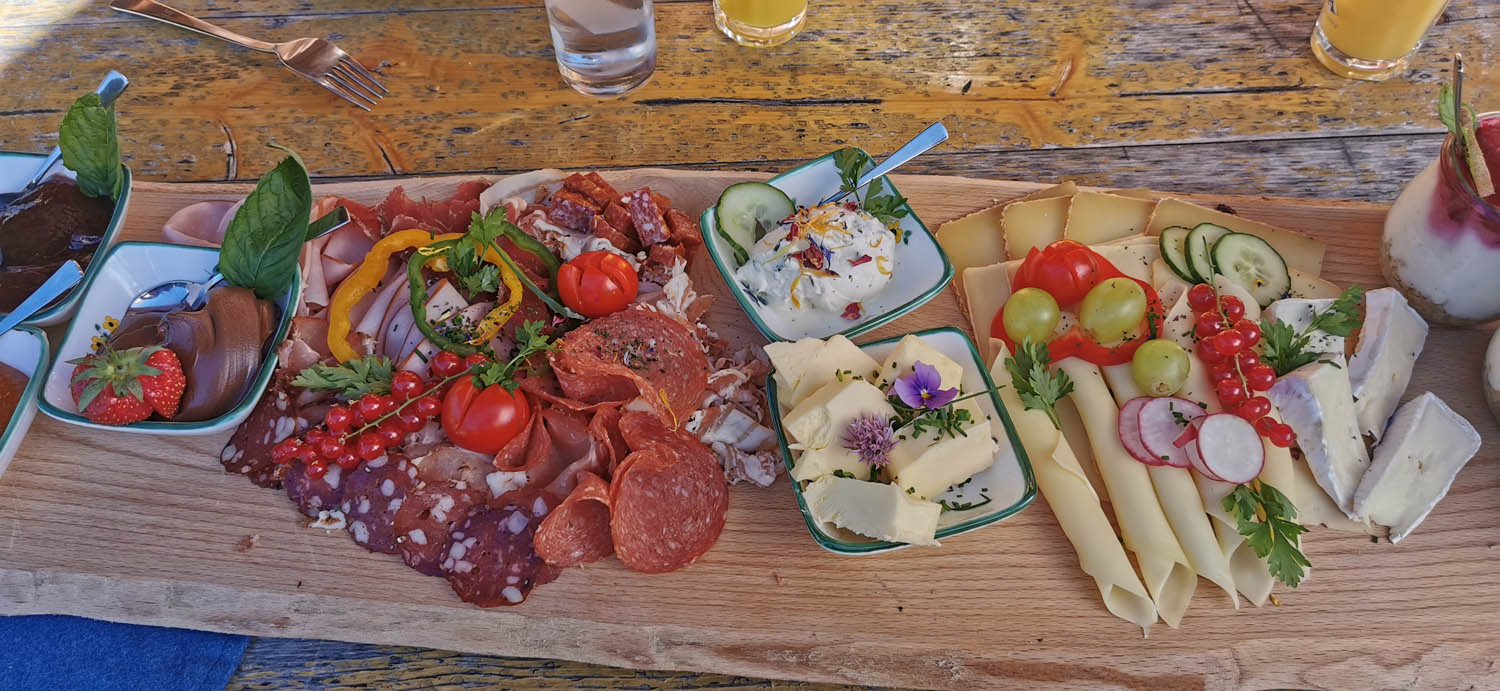 Frühstücksplatte auf der Alm