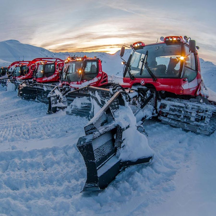Pistenbully an der Bergstation Seekar Lift in Hinterglemm am 12erKogel bei Sonnenuntergang