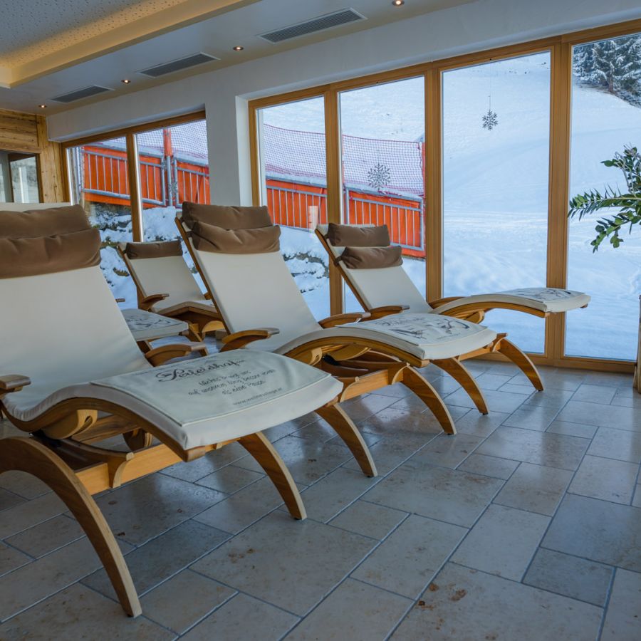 hochwertige Wellnessliegen aus Holz