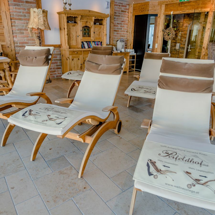 Relax-Liegen aus Holz am Perfeldhof