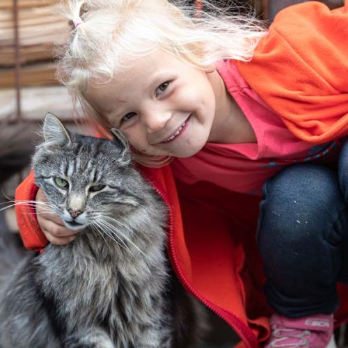 Alexandra mit Kater Simba - unserer norwegischen Waldkatze