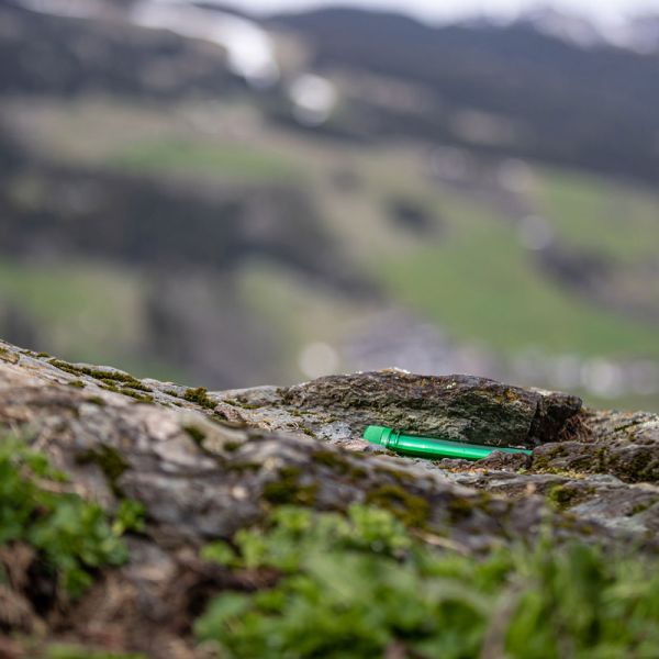 Versteckter Geocache in den Bergen
