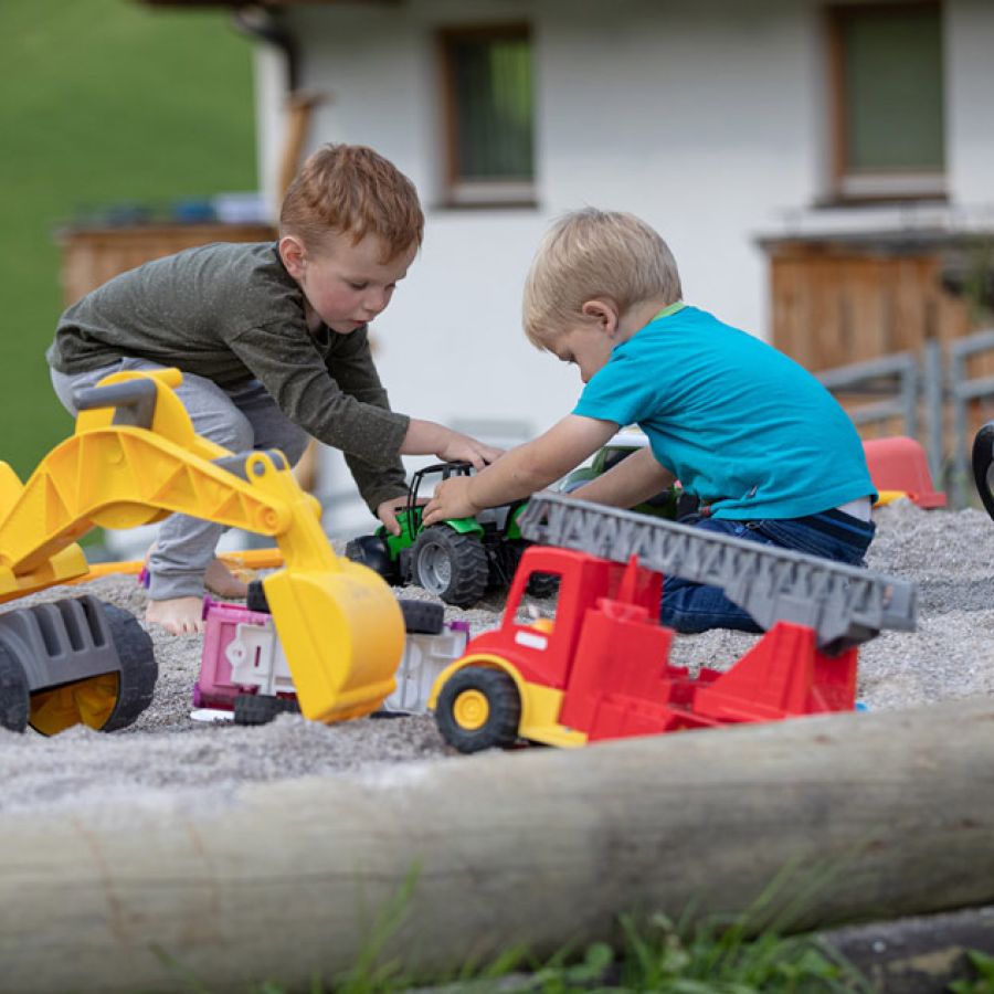 Spielende Kinder in der Sandkiste