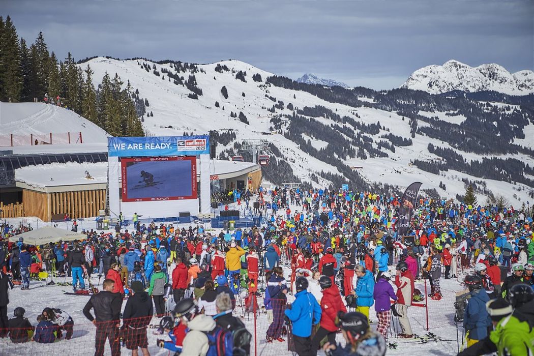 Tausende Fans beim Public Viewing direkt an der WM-Strecke an der Mittelstation am 12erKogel - auf riesen Leinwand kann die gesamte Abfahrt beobachtet werden.
