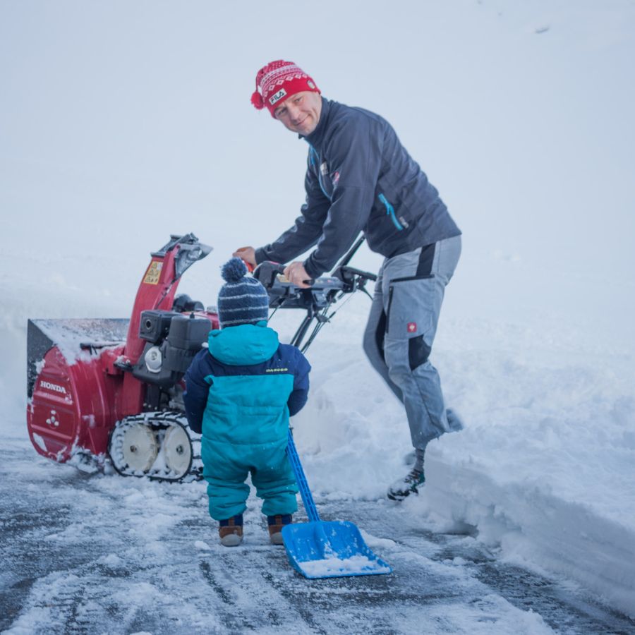 Schneefräsen am Perfeldhof nach starkem Schneefall