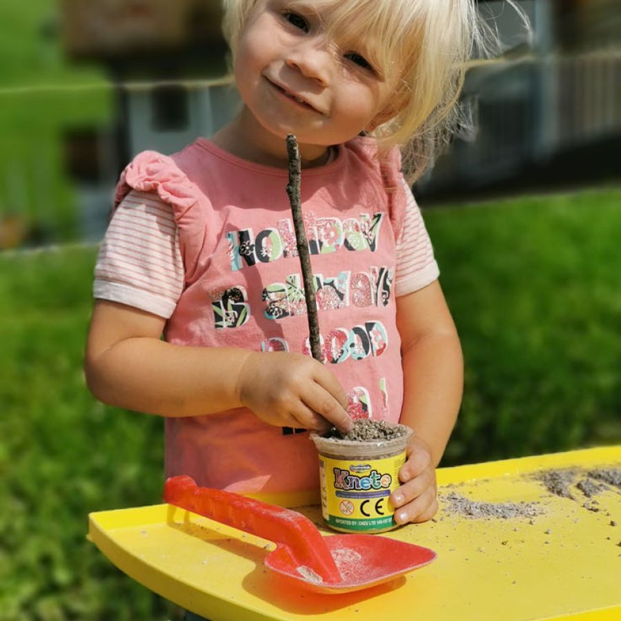 Sandspielzeug am Spielplatz am Perfeldhof
