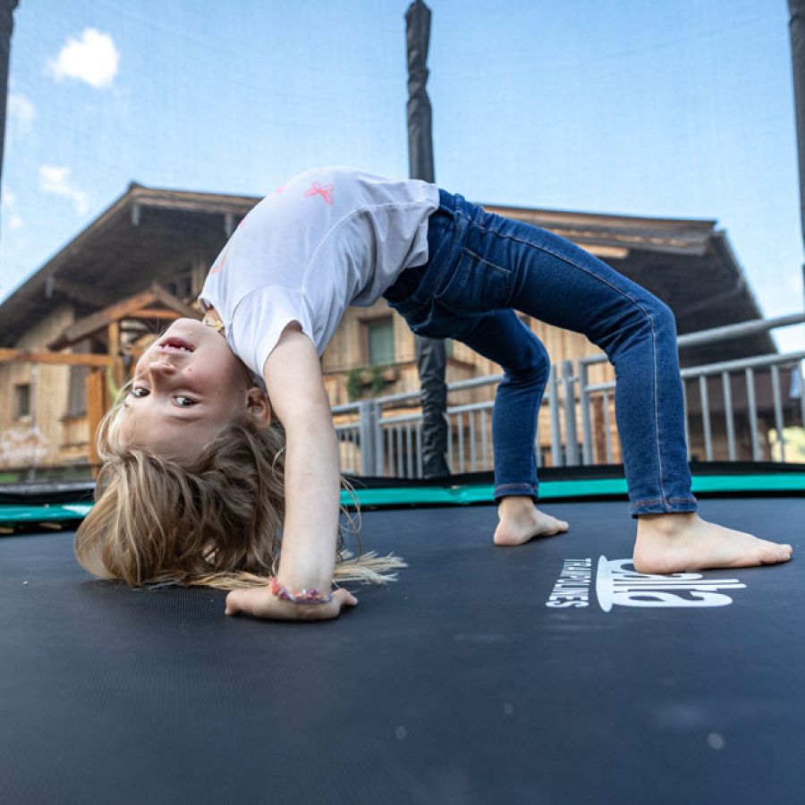 Kind am Trampolin