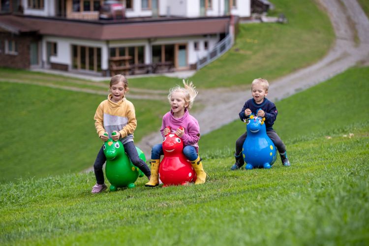 Endlose Wiesen zum Spielen mit den Rody Hüpfpferden