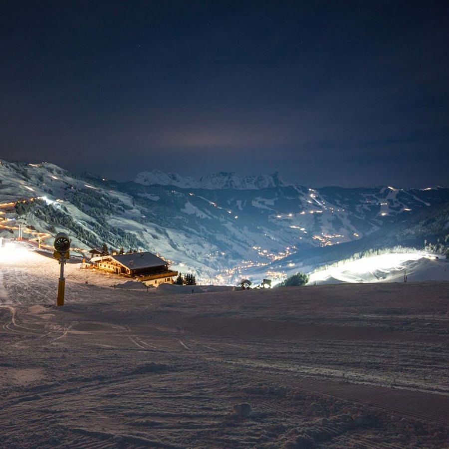 Flutlichtpiste in Saalbach-Hinterglemm von der Mittelstation 12erKogel aus