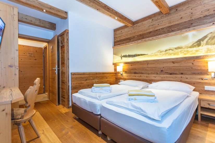 Schlafzimmer mit Doppelbett und kleinem Sitzbereich