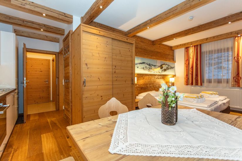 Essecke im Wohn-Schlafraum mit Blick zum Doppelbett