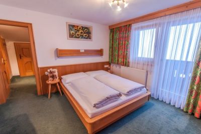 Zimmer mit Doppelbett und Aufbettung direkt an der Piste