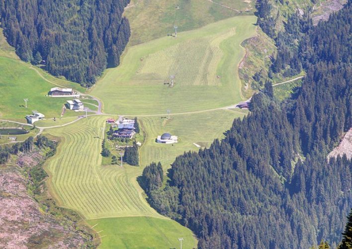 Die Mähfläche in der Hochalm von der gegenüberliegenden Seite am 12erKogel