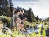 Mama und Tochter am Wasser in Saalbach