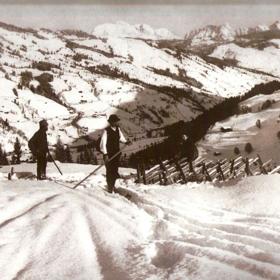 Ein historisches Foto unserer Vorfahren - beim Heu holen in den Almställen