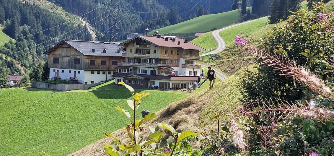 Bergbauernhof Perfeldhof im Herbst