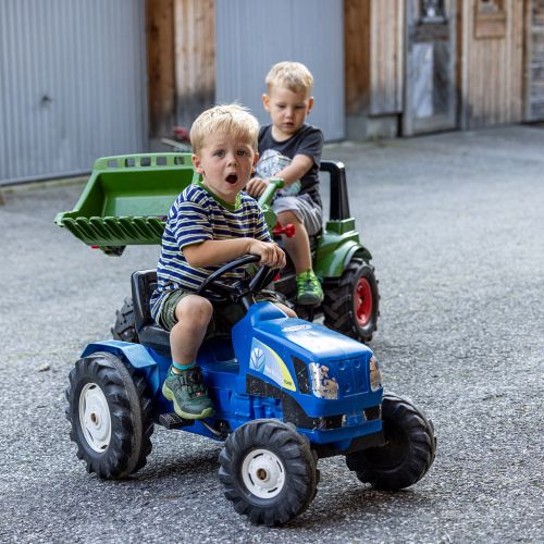 Jede Menge Tretfahrzeuge und Fahrräder warten am Perfeldhof