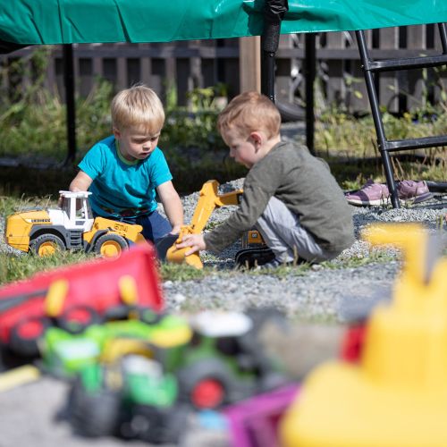Spiel und Spaß am Bauernhofspielplatz