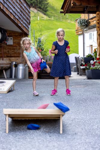 Allerlei Spielmöglichkeiten rund ums Haus für Kinder
