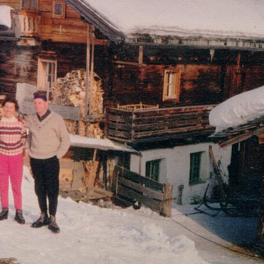 Gäste vor dem Bauernhaus stellen sich zum Erinnerungsfoto auf
