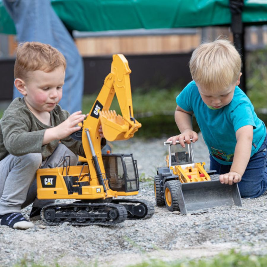 Kinder mit Spielzeug beim Baggern und spielen