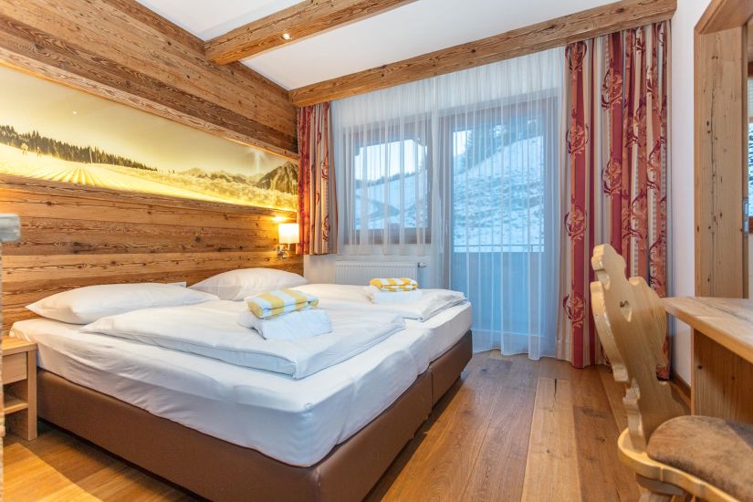 Schlafzimmer mit Doppelbett und Balkonzugang