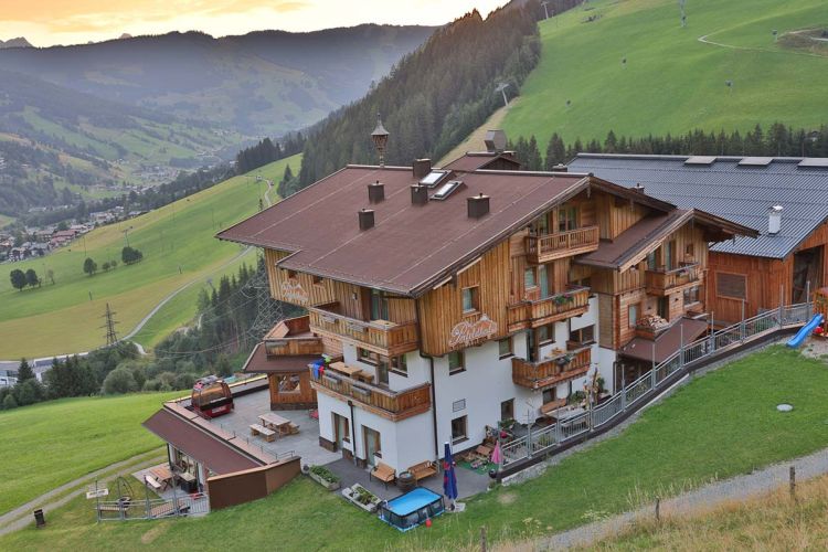 Der Perfeldhof bei Sonnenaufgang im Spätsommer