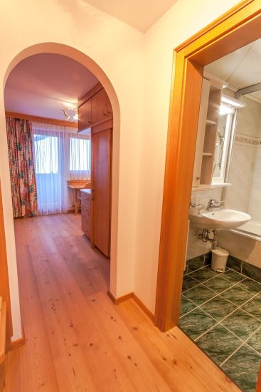 Zimmer 93 mit Doppelbett und Ausstattung aus Vollholz