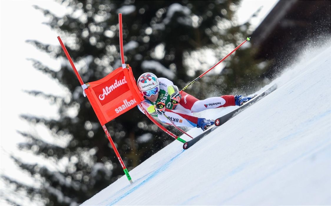 Marco Odermatt bei seinem Sieglauf beim Weltcup Super-G in Saalbach 2025 ganz nahe an einem Tor