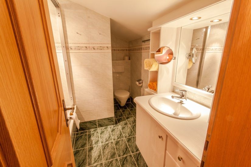Doppelzimmer im Bauernhaus am Perfeldhof mit Doppelbett, Balkon und Blick Richtung Hinterglemm in Saalbach Hinterglemm