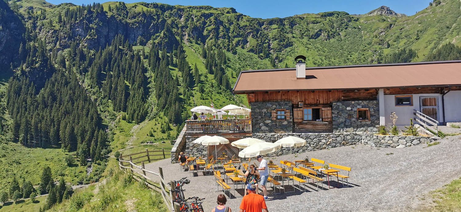 Sonnenterrasse auf der Ossmannalm