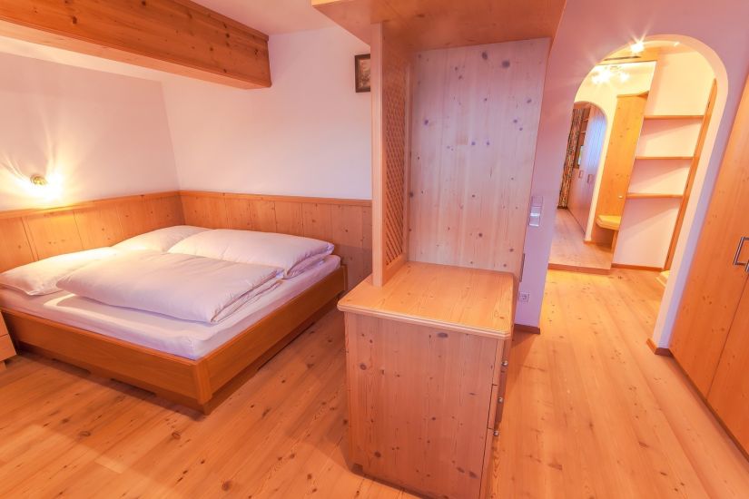 Zimmer 93 mit Doppelbett und Ausstattung aus Vollholz