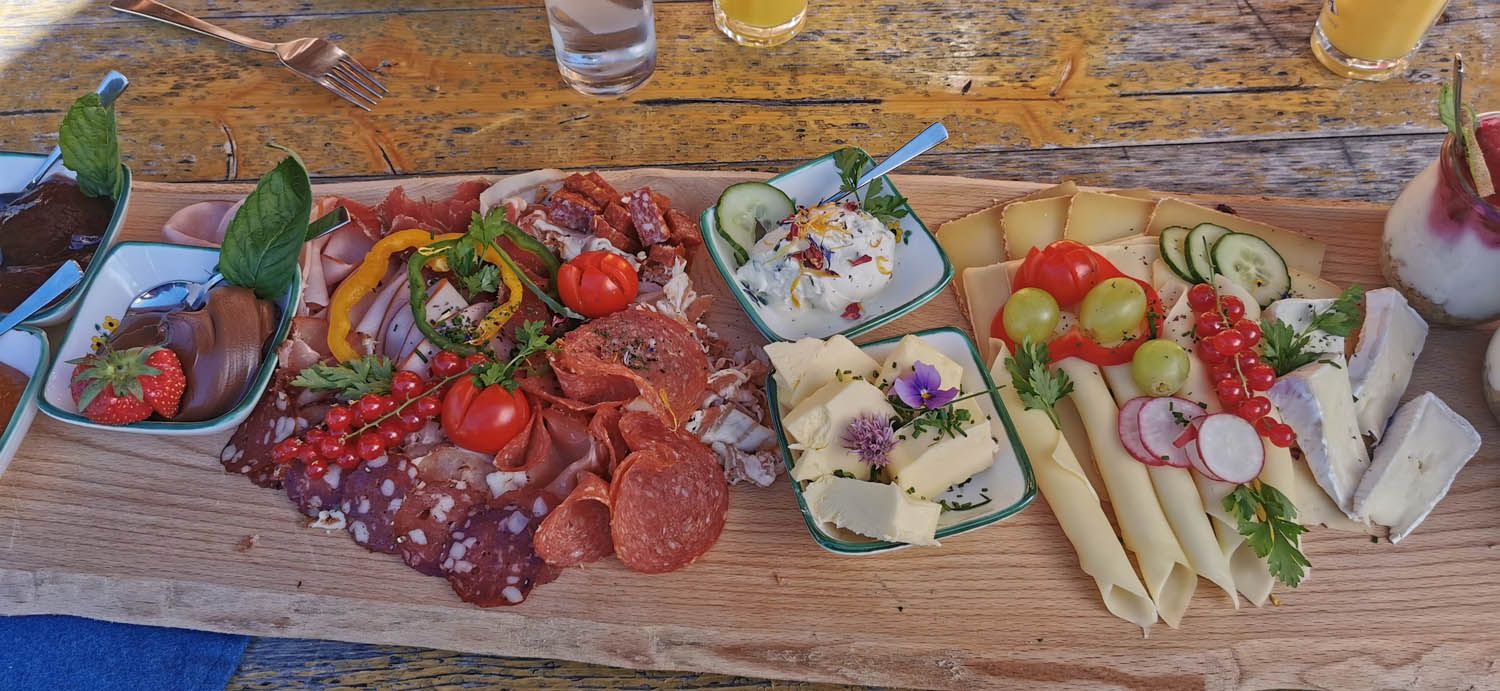 Frühstücksplatte auf der Alm
