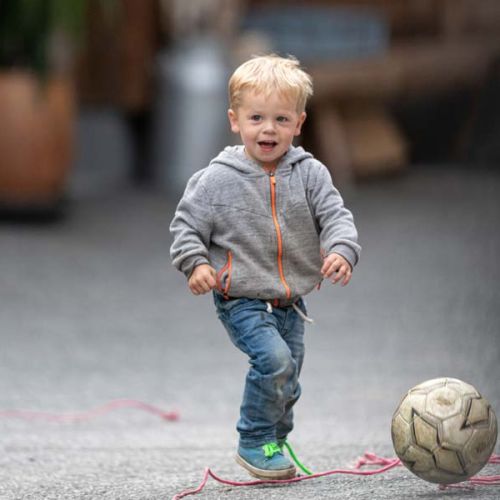 Bub spielt Fußball im Bauernhofurlaub in Salzburg