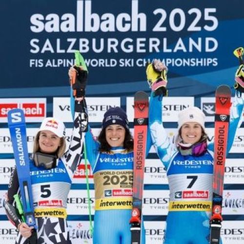 Siegerbild rund um Federica Brignone beim Riesentorlauf der Damen der Ski-WM 2025 in Saalbach-Hinterglemm