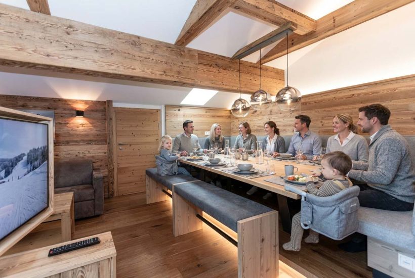 Abendessen einer Gruppe mit kleinen Kindern in der Ferienwohnung