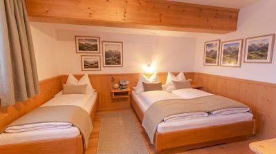 Doppelzimmer 93 mit Doppelbett, Sofabett Flur und der maßgefertigten Ausstattung aus Vollholz