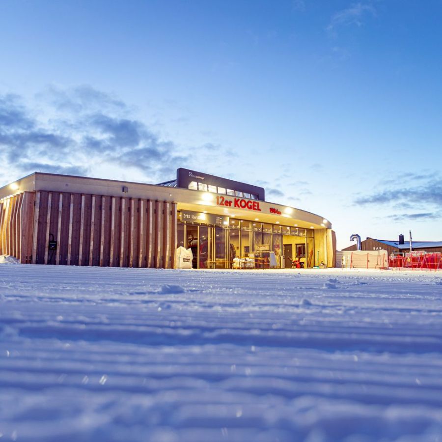 12erKogel Bergstation in Hinterglemm bei Morgendämmerung am Weltcup-Tag