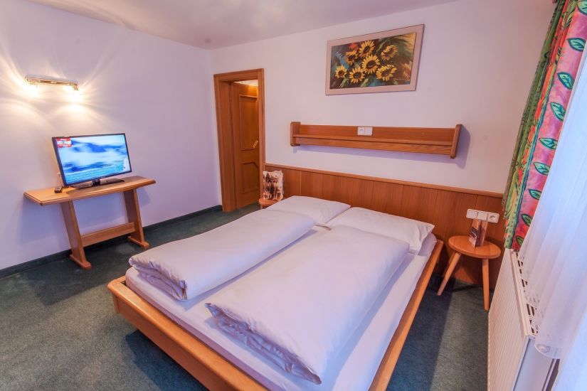 Doppelzimmer im Bauernhaus am Perfeldhof mit Doppelbett, Balkon und Blick Richtung Hinterglemm in Saalbach Hinterglemm
