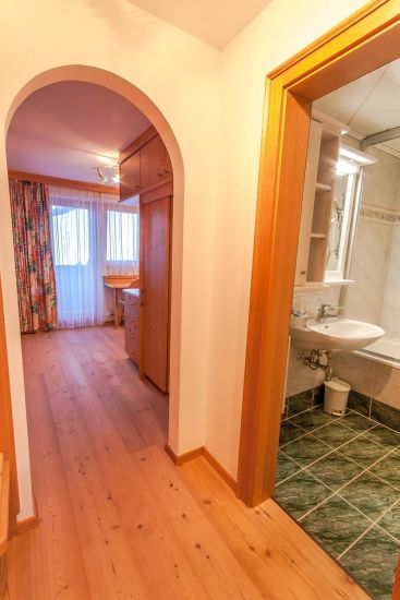 Zimmer 93 mit Doppelbett und Ausstattung aus Vollholz