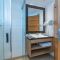 Badezimmer und Doppelzimmer mit Boxspringbett in Saalbach-Hinterglemm