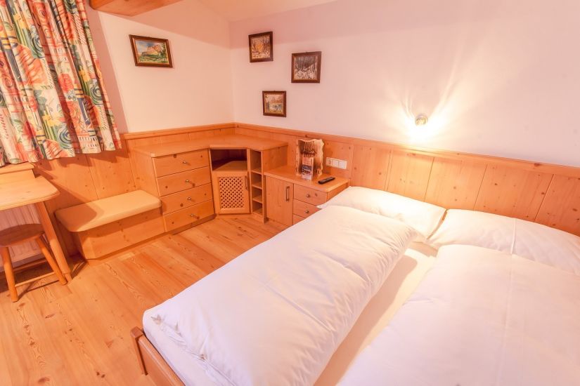 Zimmer 93 mit Doppelbett und Ausstattung aus Vollholz