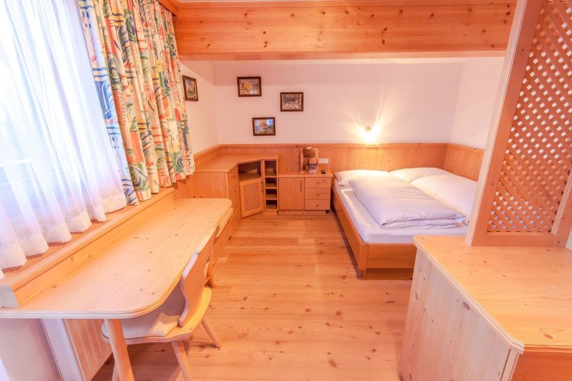 Zimmer 93 mit Doppelbett und Ausstattung aus Vollholz