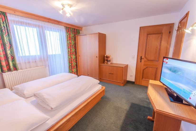 Doppelzimmer im Bauernhaus am Perfeldhof mit Doppelbett, Balkon und Blick Richtung Hinterglemm in Saalbach Hinterglemm