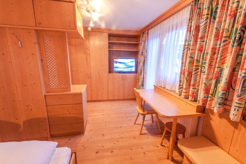 Zimmer 93 mit Doppelbett und Ausstattung aus Vollholz