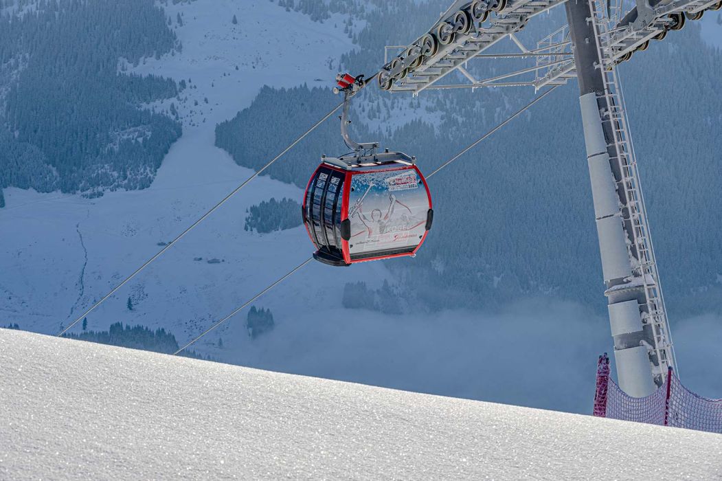 Einzelne Gondel der 12erKogel-Bahn in Hinterglemm mit Werbung für die Ski-WM 2025