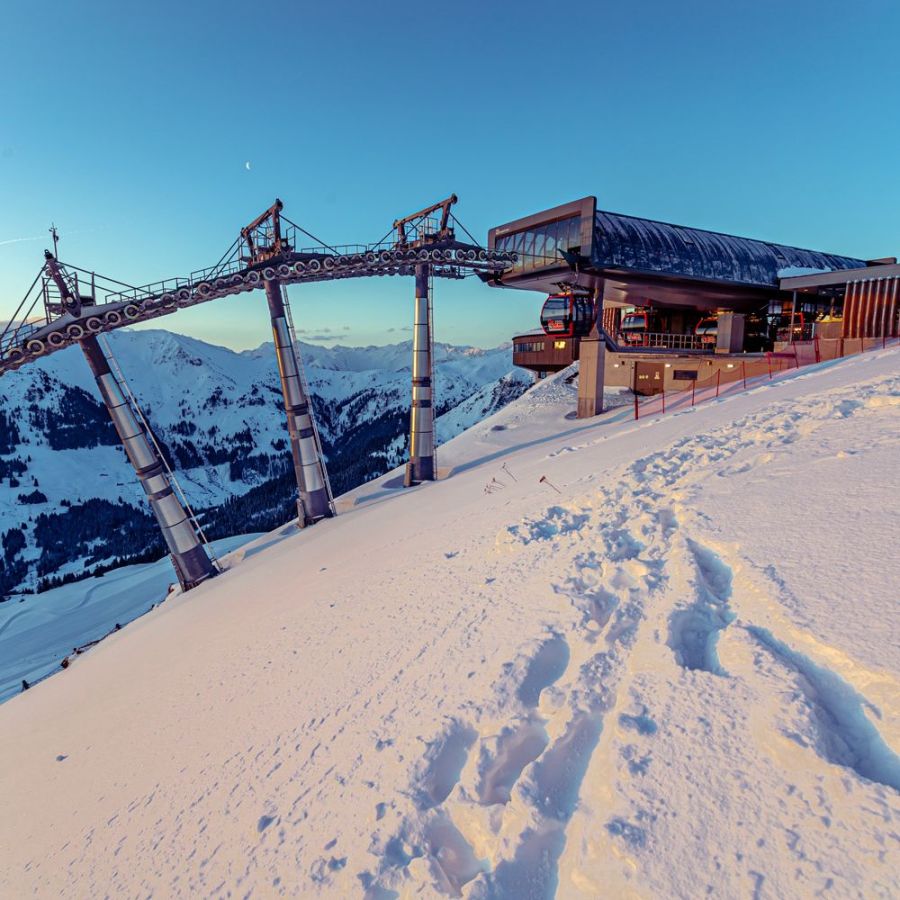 12erKogel Bergstation bei Morgendämmerung