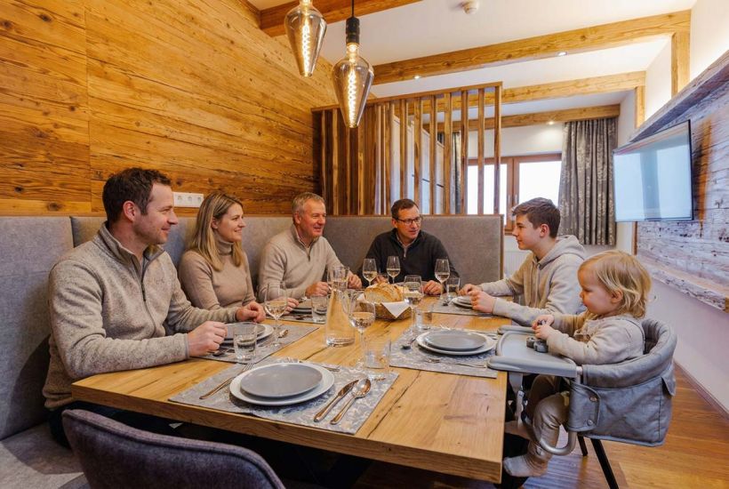 Essecke mit Gästen und festlicher Aufdeckung